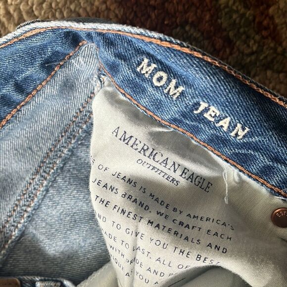 EUC WOMENS 4 AMERICAN EAGLE MOM JEANS DISTRESSED - Picture 4 of 10